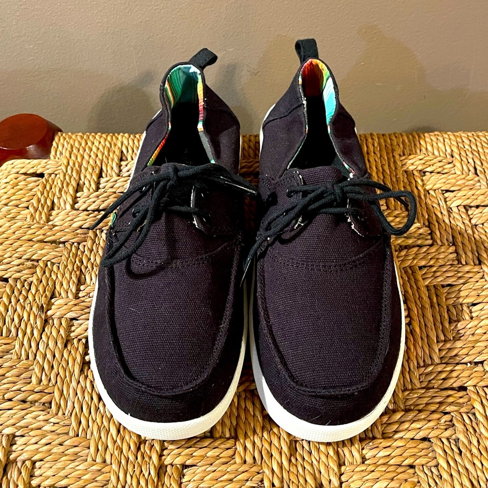 New Sanuk Yth Size 5 Canvas shoes